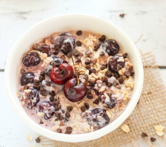 Diet mini oats with dark chocolate and cherries